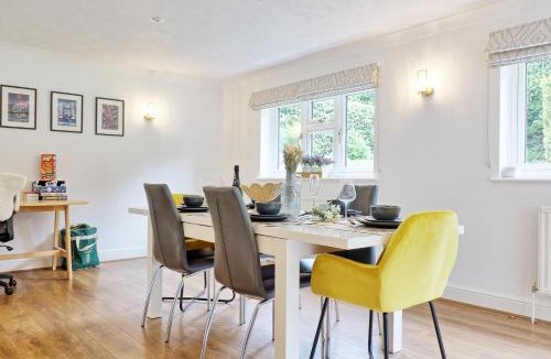 Epping House | 4-Bedroom Family Home with Garden, BBQ & Free Parking in Epping