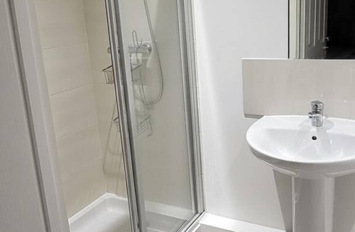 Ashton-under-Lyne House | 4 Bedroom Home - Sleeps 7, Pet Friendly & Parking