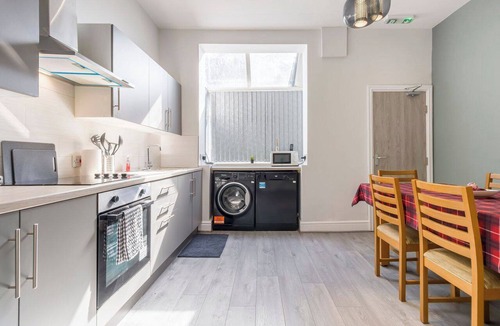 Ashton-under-Lyne House | 4 Bedroom House Sleeps 7 Superfast WiFi and Ample Free Parking Self check in