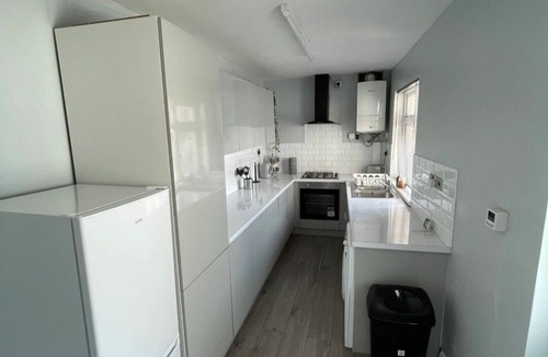 Sheffield House | 4 bedroom house opposite Northern General Hospital