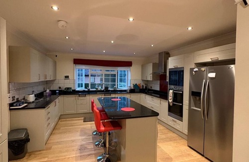 Beaconsfield House | 4 - Bedroom Mansion in Beaconsfield