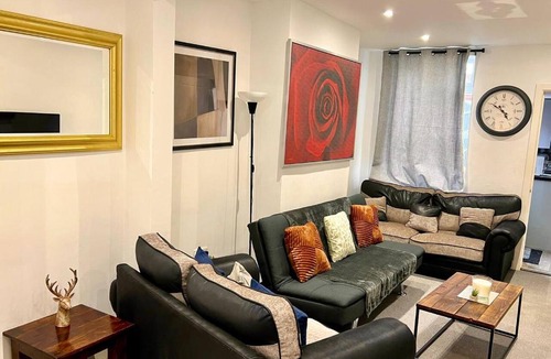 Wellingborough House | 4 Bedroom Terrace house Near Town Center Wellingborough