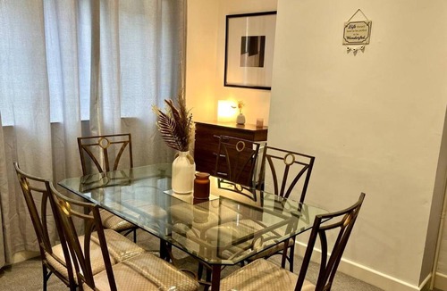 Wellingborough House | 4 Bedroom Terrace house Near Town Center Wellingborough