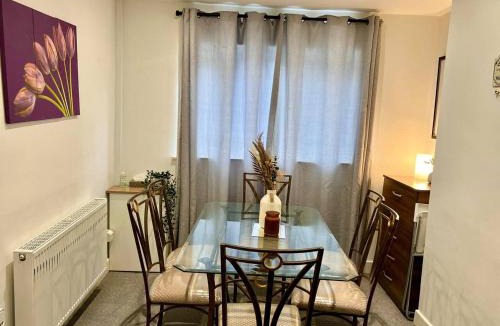 Wellingborough House | 4 Bedroom Terrace house Near Town Center Wellingborough