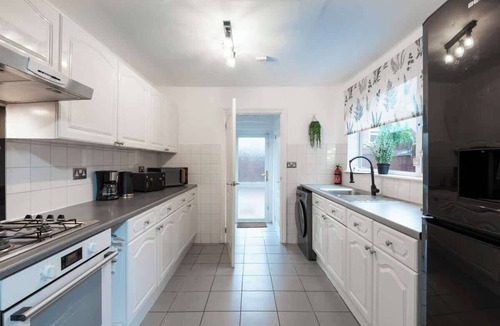 Hull House | 4 Bedrooms Home Close to Shops, A63 Saltend Hull