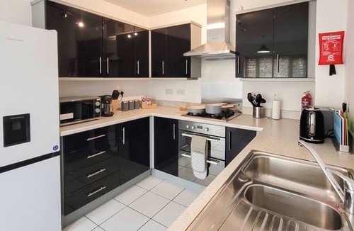 Peterborough House | 4 Bedrooms w/Pool Table | House of Four Chimneys
