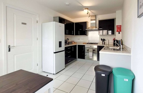 Peterborough House | 4 Bedrooms w/Pool Table | House of Four Chimneys