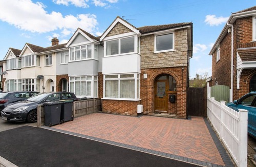 Bedford House | 4 BR Home - Parking, Garden, 9min to Universal Site