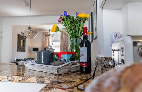 York Cottage | 48 Fairfax Street - sleeps 6 guests in 3 bedrooms