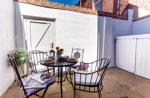 York Cottage | 48 Fairfax Street - sleeps 6 guests in 3 bedrooms