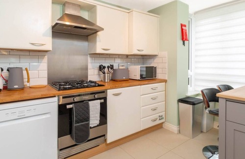Peterborough House | 4BR House for Groups in Hampton Peterborough