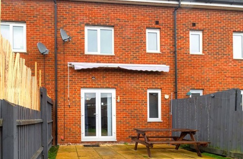 Peterborough House | 4BR House for Groups in Hampton Peterborough