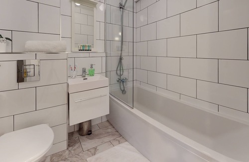 West Ham Apartment | 4Guests-Parking-2BR-FamilyFriendly