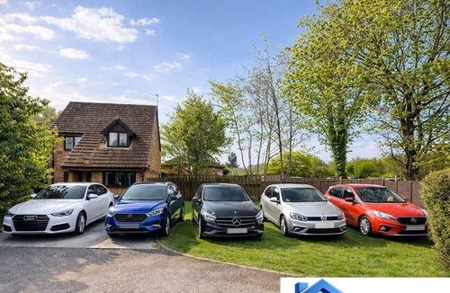 Knowle Sands House | 5-Bed MK Home · Sleeps 12 · Contractors & Groups Welcome