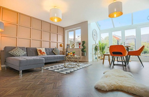 Milton Keynes House | 5 Bedroom 3.5 Bathroom House 1600+ Sq Ft Driveway Parking Sky TV By Yoko Property