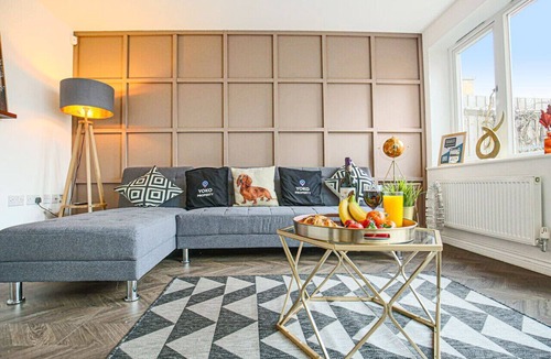 Milton Keynes House | 5 Bedroom 3.5 Bathroom House 1600+ Sq Ft Driveway Parking Sky TV By Yoko Property