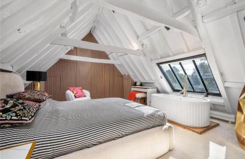 Stamford House | 5 bedroom barn conversion with garden parking near Stamford