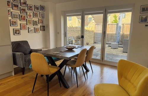 Fairford House | 5 bedrooms, free parking, EV charger, 4 bathrooms