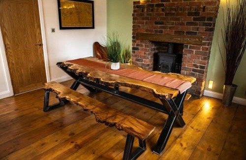 Fishlake Apartment | 5 Bedrooms, Pool Table, Sleeps 10, Contractor Stays, Family Gatherings - Secure Free Parking