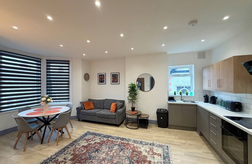Cleethorpes Apartment | 5 Spacious 2-Bed Flat Sleeps 4 Secure Parking WiFi