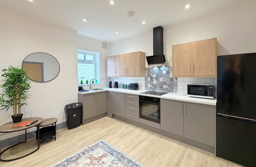 Cleethorpes Apartment | 5 Spacious 2-Bed Flat Sleeps 4 Secure Parking WiFi
