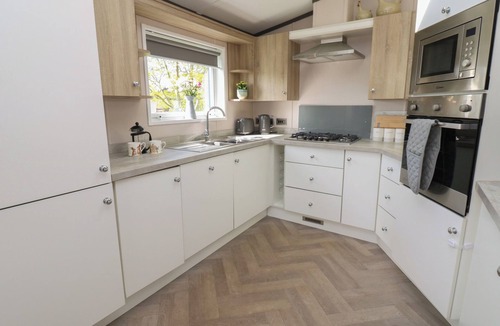 Tunstall Cottage | 52 PARKVIEW, BADGER'S RETREAT, pet friendly in Hipswell
