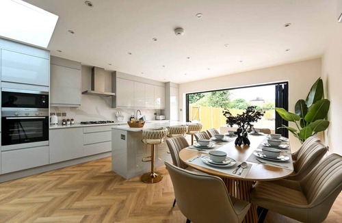 London Borough of Ealing House | 5BR Family Home | Garden | AC | Near Wembley