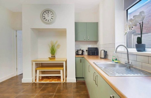 Redcar House | 5BR in Queen Street Sleeps 10 With WiFi, Backyard