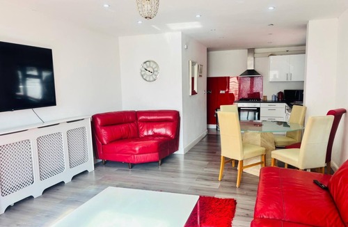 Lacey Green House | 6/7 BRs Lovely Property to Stay with Parking