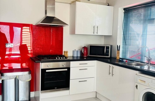Lacey Green House | 6/7 BRs Lovely Property to Stay with Parking