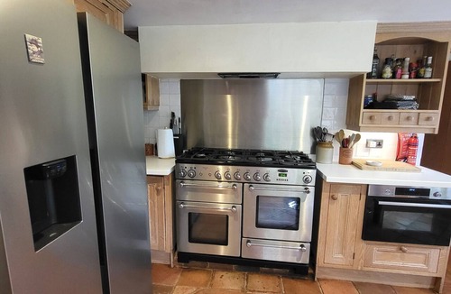 Seer Green House | 6 bed Farmhouse stay on organic farm & vineyard with pool - 25 mins from London