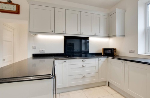 Combs Cottage | 6 Bed in Chapel-en-le-Frith (oc-c34371)