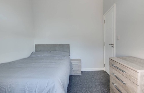 Barnsley House | 6 BEDROOM HMO SHARED HOUSE SUITABLE FOR CONTRACTORS/COMPANY LET