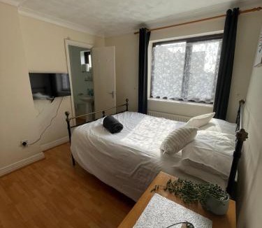 Corby House | 6 Bedroom House For Corporate Stays in Corby Suitable for Nightshift Workers