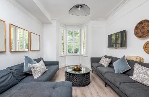 Bootham House | 6 Longfield Terrace Elegant, Modern 5 Bed House with Free Parking Pass The Keys