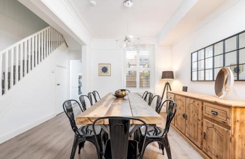 Bootham House | 6 Longfield Terrace Elegant, Modern 5 Bed House with Free Parking Pass The Keys