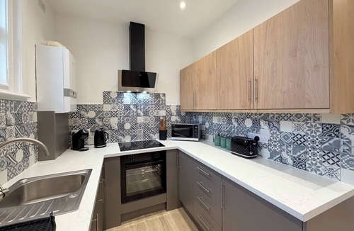Cleethorpes Apartment | 6 Spacious 1-Bed Flat Sleeps 3 Secure Parking WiFi