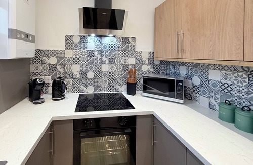 Cleethorpes Apartment | 6 Spacious 1-Bed Flat Sleeps 3 Secure Parking WiFi