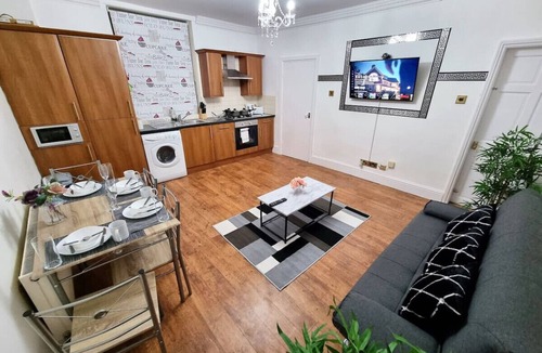 Morley House | *6B7R* Setup for your most relaxed & amazing stay + Free Parking + Free Fast WiFi*
