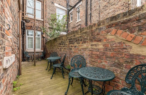 Bootham House | 7 Longfield Terrace · Gorgeous Central 5 Bed House in York with Parking - Pass The Keys