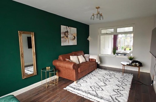 Solihull House | 7 mins to NEC - Spacious Solihull Home - 4 Bedrooms - 2 Living Rooms - Huge Garden- Mell Square, High Street, JLR BHX HS2 Site and MORE - Work Stays By Samina, ARZ Stays