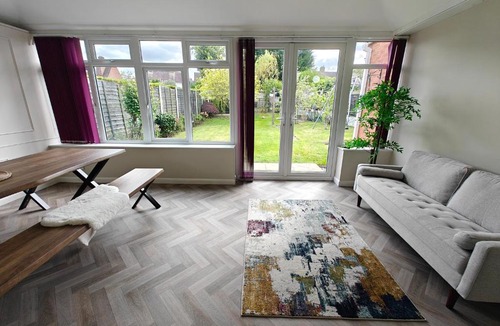 Solihull House | 7 mins to NEC - Spacious Solihull Home - 4 Bedrooms - 2 Living Rooms - Huge Garden- Mell Square, High Street, JLR BHX HS2 Site and MORE - Work Stays By Samina, ARZ Stays
