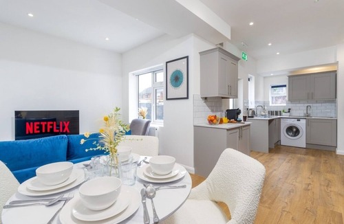Coventry House | 7BR, Ideal for Business, FREE Parking, Sleeps 14!