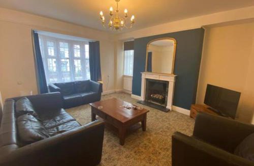 Kettering House | 8 Bedroom House For Corporate Stays in Kettering