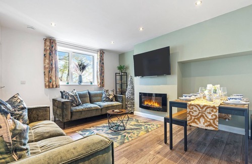 Heworth House | 8 Eighth Ave · Retreat On The Green - Beautiful 4-Bed Home - Pass The Keys