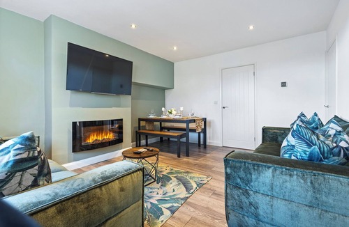 Heworth House | 8 Eighth Ave · Retreat On The Green - Beautiful 4-Bed Home - Pass The Keys
