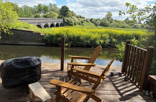 Lea Marston Apartment | A beautifully styled duplex apartment with private riverside decking& a fire pit