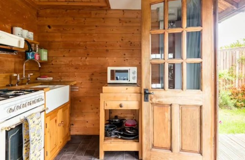 Deerhurst Cabin | A Cosy, Rustic, Romantic Retreat with a Swimming Pool, Jacuzzi and Sauna!