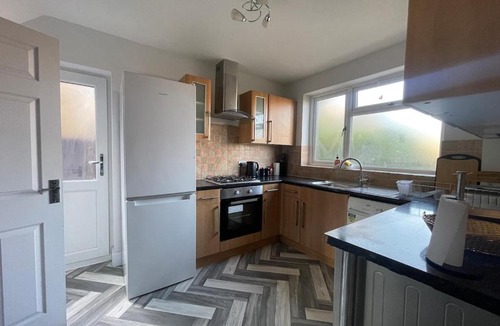 Luton House | A Detached 3 Bedroom House with Driveway for 6 Near M1