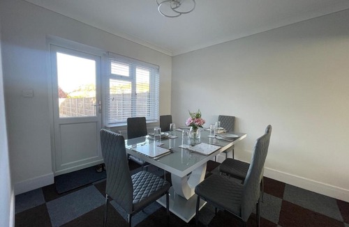 Luton House | A Detached 3 Bedroom House with Driveway for 6 Near M1